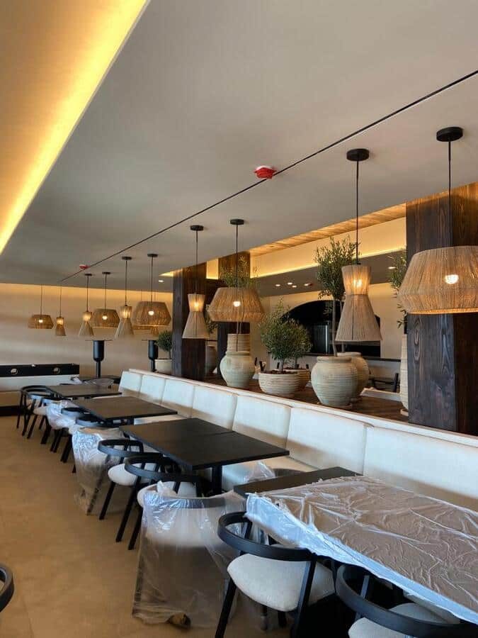 El proyecto se realiz&oacute; para un restaurante situado en el puerto de Matar&oacute;, una zona con gran movimiento de visitantes durante la temporada tur&iacute;stica. El local cuenta con amplias zonas interiores y terrazas cubiertas, por lo que el cliente buscaba una soluci&oacute;n de climatizaci&oacute;n eficiente, silenciosa y visualmente discreta, capaz de adaptarse a las diferentes [&hellip;]