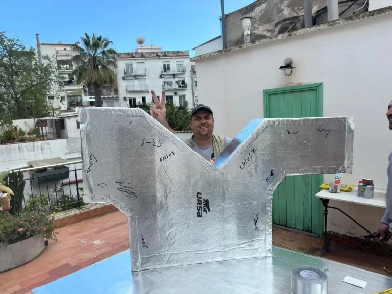 El proyecto se desarroll&oacute; en una vivienda urbana de alto nivel en Barcelona, donde se instal&oacute; un sistema de aire acondicionado por conductos de la marca Kosner, pensado para ofrecer una climatizaci&oacute;n silenciosa, eficiente e integrada en espacios de dise&ntilde;o contempor&aacute;neo. Para cubrir las necesidades t&eacute;rmicas del inmueble se suministraron e instalaron dos equipos de [&hellip;]