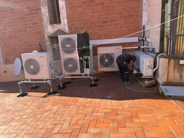 En ClimaMar ofrecemos soluciones profesionales de climatizaci&oacute;n comercial e industrial para instalaciones superiores a 25 kW, dirigidas a empresas, locales comerciales, oficinas, restaurantes, hoteles, naves industriales y edificios de uso terciario. Dise&ntilde;amos, instalamos y legalizamos sistemas de aire acondicionado de alto rendimiento, cumpliendo estrictamente la normativa RITE, eficiencia energ&eacute;tica y seguridad. Empresa especializada en climatizaci&oacute;n [&hellip;]