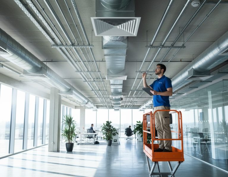 Presentamos una gu&iacute;a pr&aacute;ctica para escoger el sistema de climatizaci&oacute;n m&aacute;s adecuado a un local comercial de 100 m&sup2; en Espa&ntilde;a. Queremos que usted entienda opciones, costes habituales y las decisiones que m&aacute;s influyen en el resultado. Ofrecemos rangos orientativos: equipo m&aacute;s instalaci&oacute;n entre 2.000 &euro; y 5.000 &euro;. Ejemplos por tipolog&iacute;a: split 2.498 &euro;&ndash;3.798 [&hellip;]