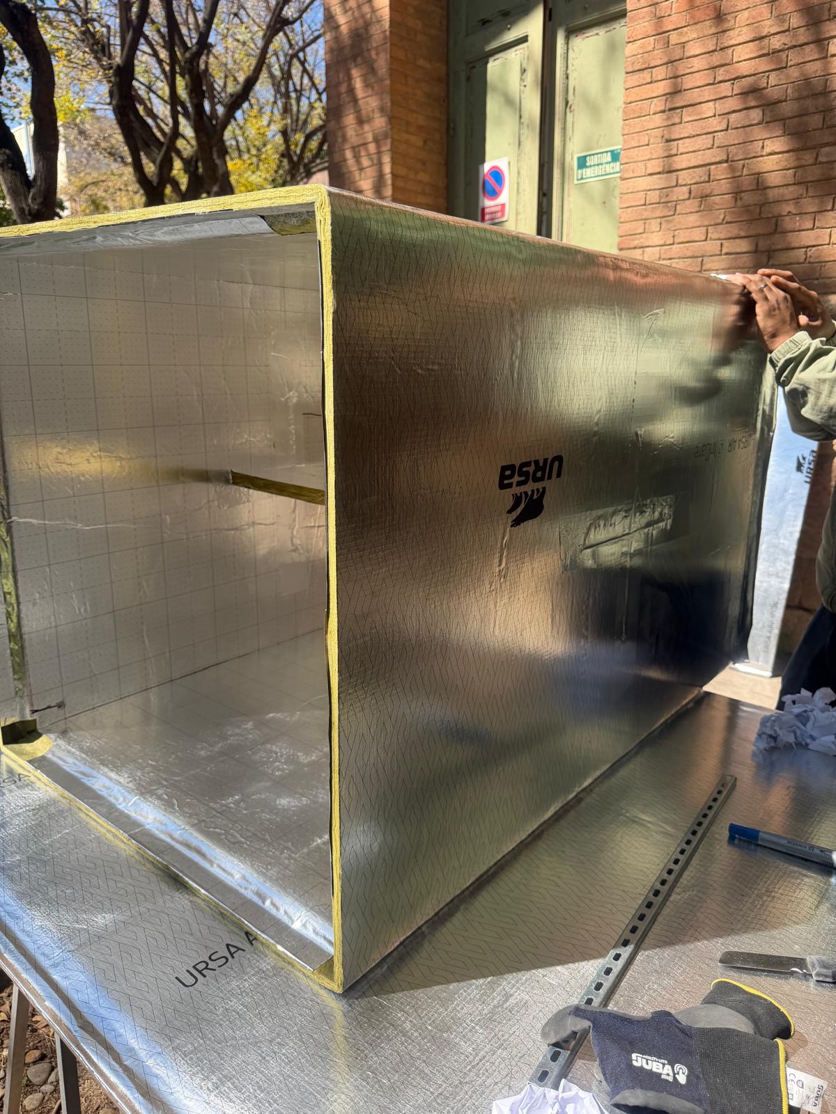 Fabricación a medida de conducto de climatización de grandes dimensiones con paneles URSA AIR y refuerzos
