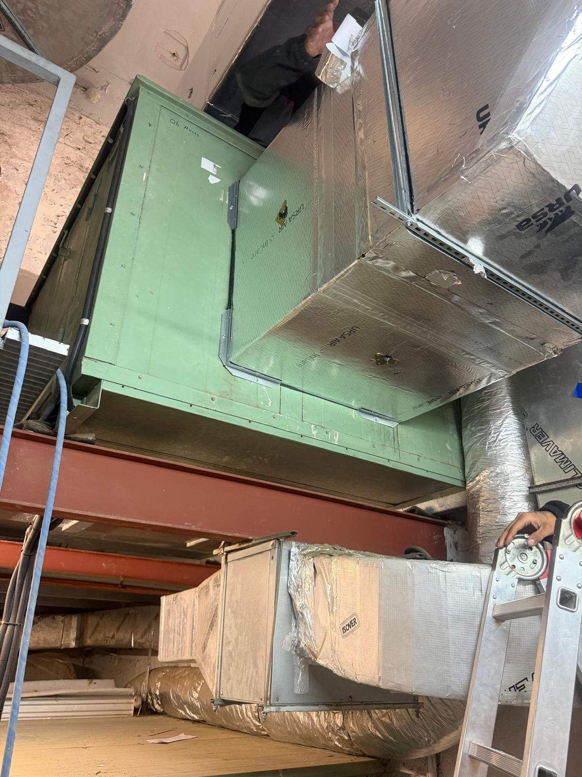 Instalación y conexión de red de conductos de fibra reforzados a la unidad de climatización del edificio