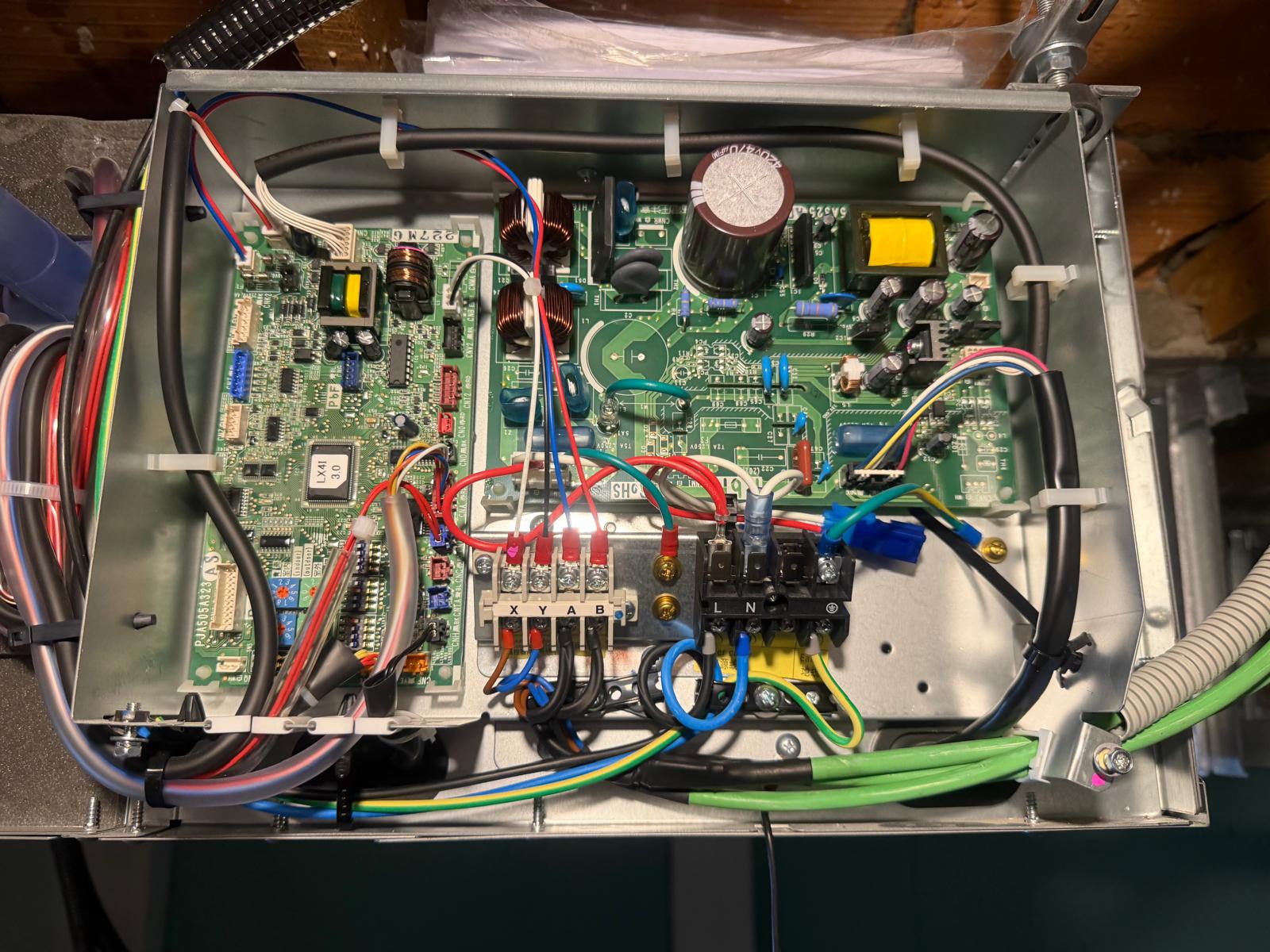 Conexionado eléctrico y bus de comunicación en la placa de control de la unidad VRF Mitsubishi Heavy