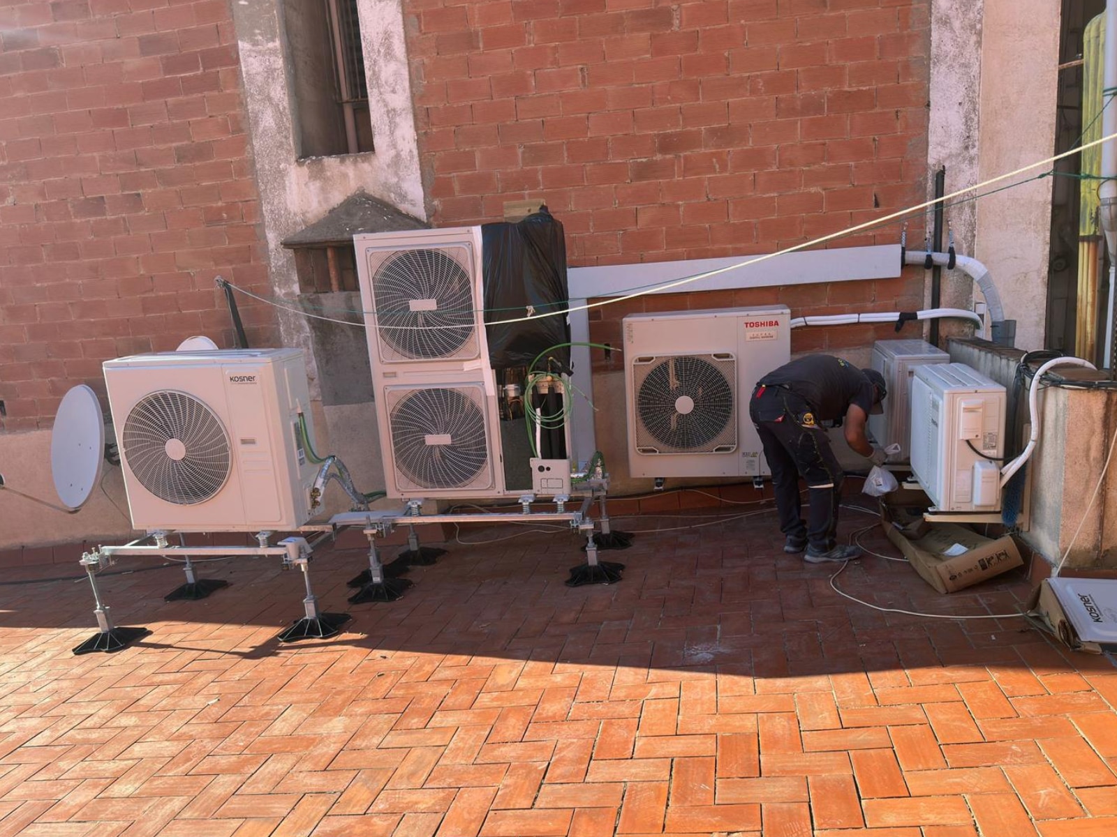 Instalación de unidades exteriores de climatización Kosner sobre soportes antivibratorios en cubierta