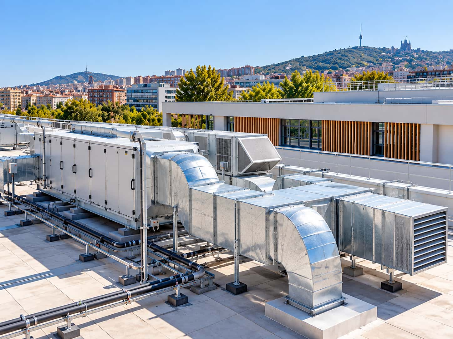 Recuperador de calor y sistema de ventilación de alta eficiencia en cubierta de colegio en Barcelona
